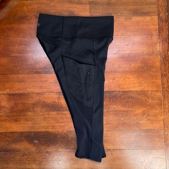 Like New Athleta Up For Anything Crop Pant in Black - Picture 10 of 10